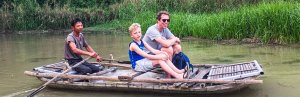 Vader en zoon aan boord van een traditionele boot.