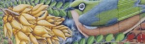 Kleurrijke muurschildering van een zilveroogvogel en gele kōwhaibloemen in Nieuw-Zeeland