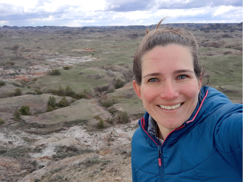 reiziger met op de achtergond de badlands van Theodore Roosevelt NP