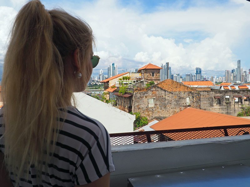 Vrouw geniet van uitzicht over Panama City