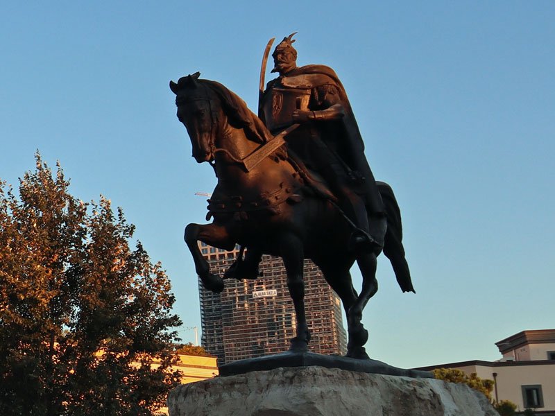 Standbeeld Skanderbeg te paard in Tirana, Albanië, silhouet tegen blauwe lucht