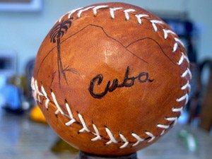 Bruine leren honkbal met tekening van Cuba met palmboom en bergen in Havana Cuba