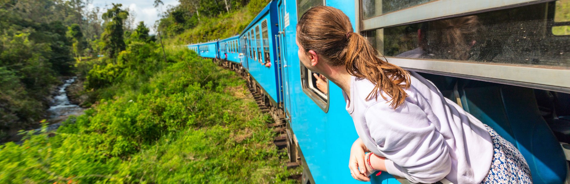 Meisje hangend uit een trein in Sri Lanka