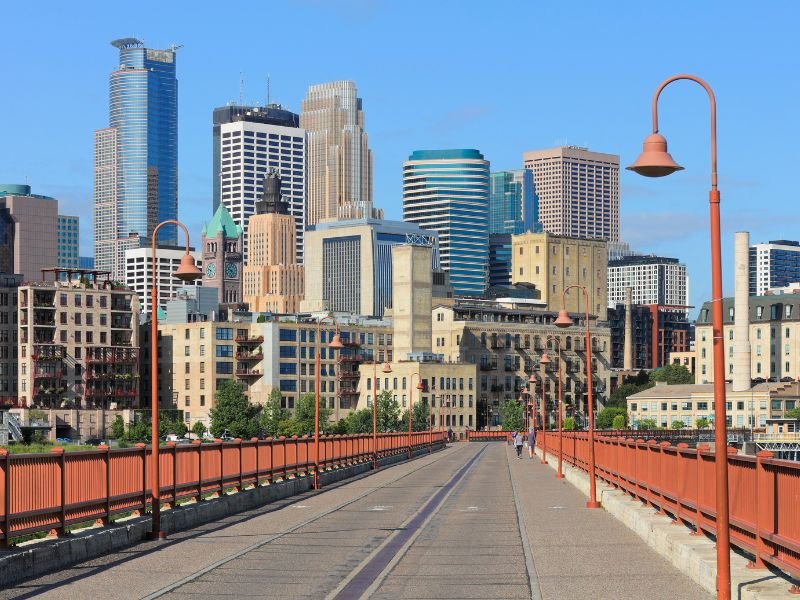 brug met skyline Minneapolis op de achtergrond