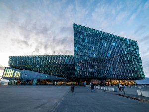 Harpa Concert Hall met moderne geometrische glazen gevel in Reykjavik in IJsland