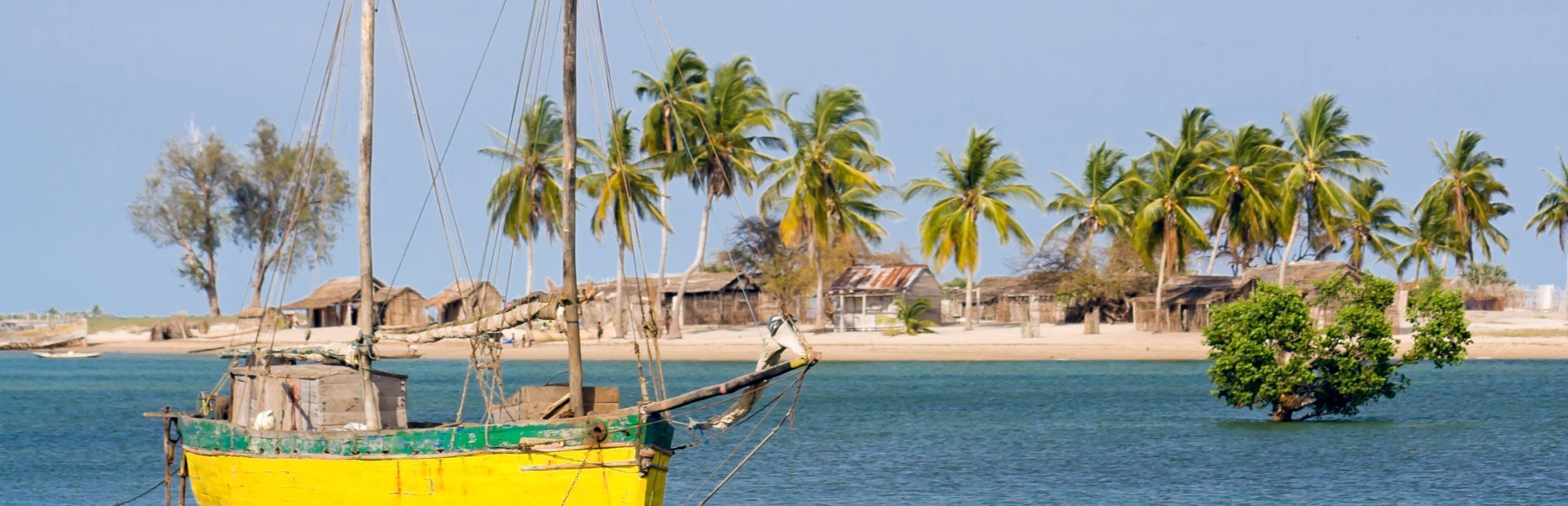 Madagascar - Belo sur mer - Boat & beach