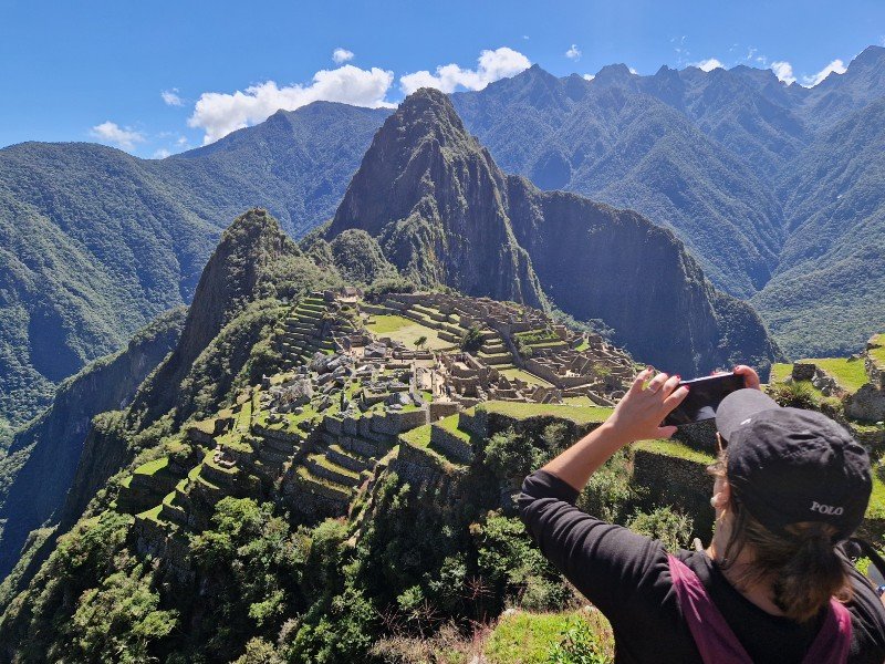 een reiziger maakt foto van Machu Picchu