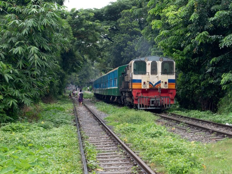 met de trien naar Yangon