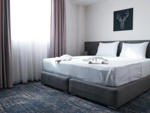Moderne en minimalistische hotelkamer met comfortabel bed en rustige inrichting in Skopje in Noord-Macedonië