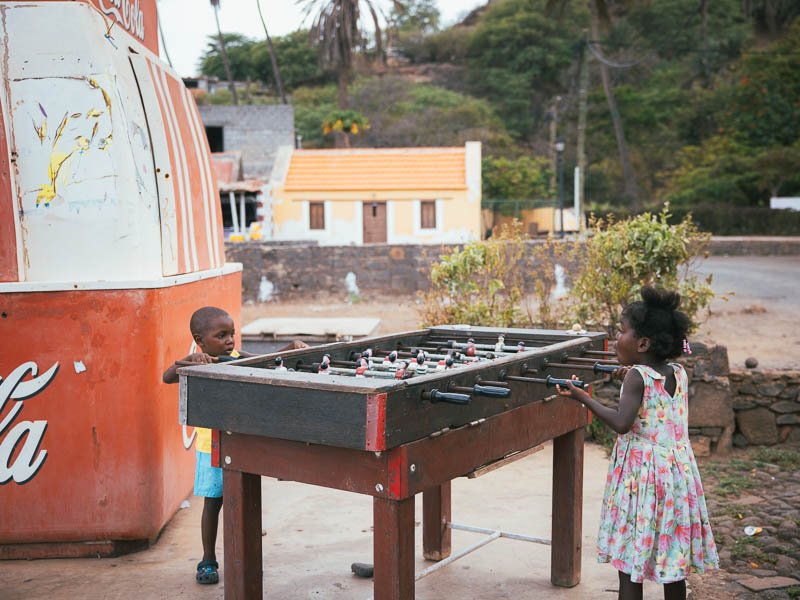 Spelende kinderen in Praia