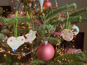 knutselen met kerst: deze zoutdeeg hangers zijn hartstikke makkelijk te maken