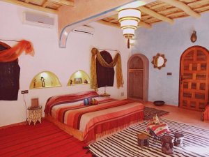 kleurrijke slaapkamer in hotel in Dades Valley