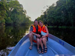 koppel in boot op rivier in malysia