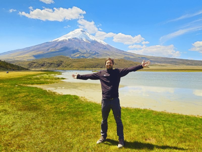 Reiziger bij Cotopaxi vulkaan Ecuador