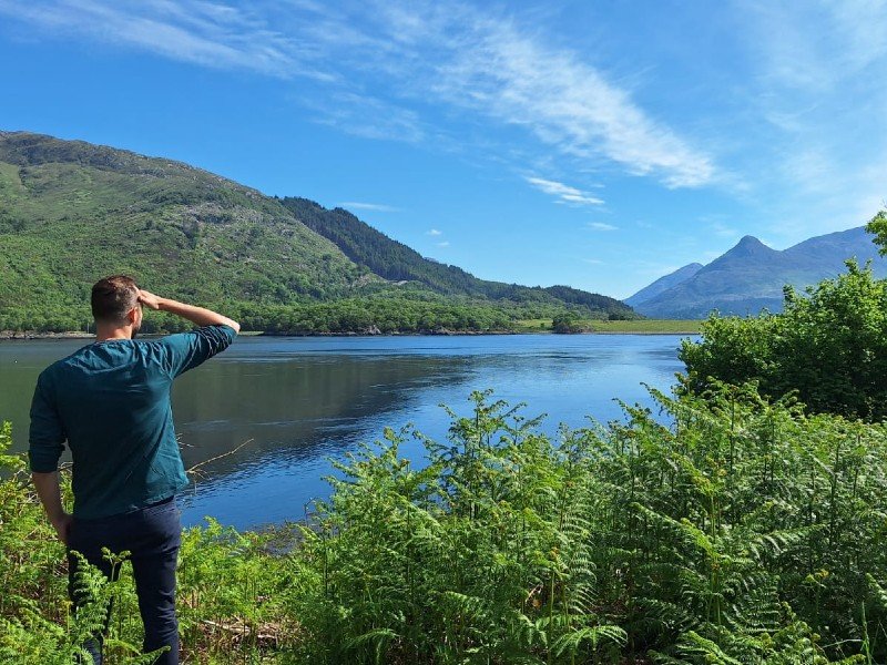 Man uitkijkend over Loch Lomond