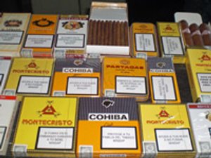Dozen met Cohiba Montecristo en Partagas sigaren op een tafel in Havana Cuba