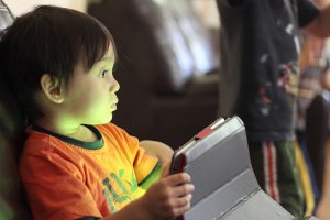 jongetje vliegtuig tablet apps