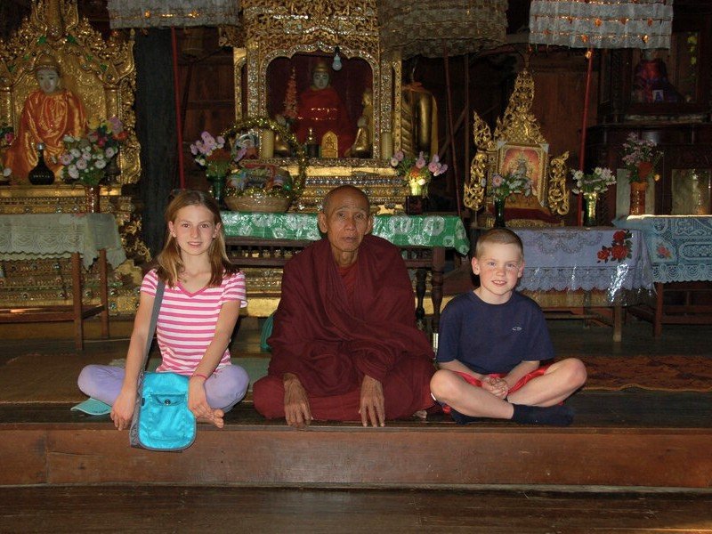 Kinderen met monnik in Myanmar