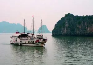 Overnachten op een boot in de Halong Bay van Vietnam