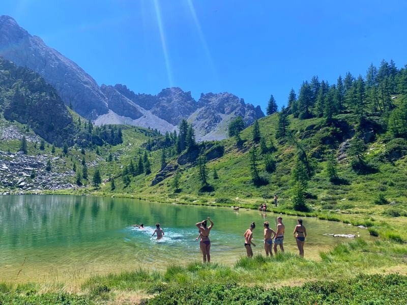 zwemmen in een meer in Piemonte