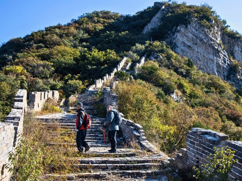 Mensen klimmen de trappen bij de Chinese Muur op