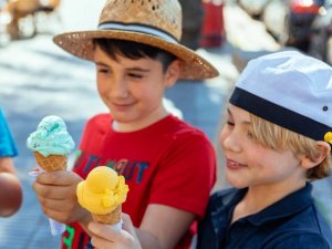 Twee lachende jongens met ijsjes in Kroatië