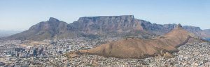 Panoramisch uitzicht over Kaapstad met de Tafelberg, Lion’s Head en de uitgestrekte stad in Zuid-Afrika
