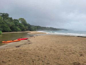 Kajaks op het strand van Punta Uva