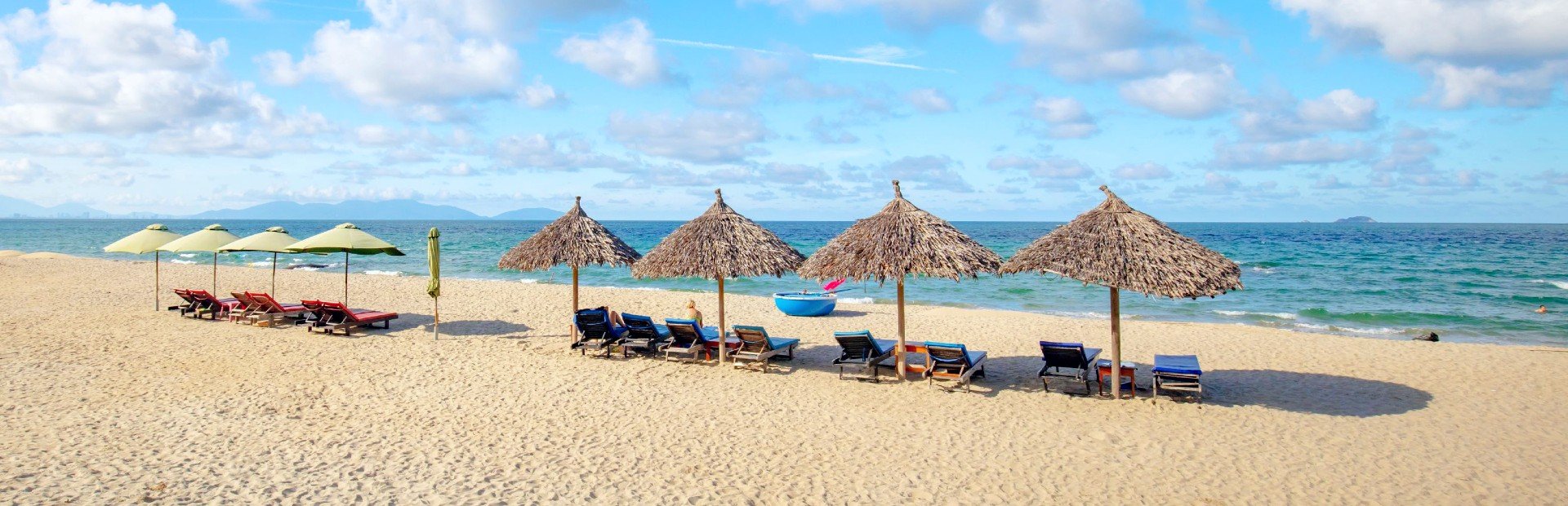 lang zandstrand Hoi An met parasols van riet