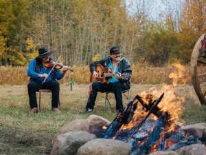 Gitaar spelen bij het kampvuur