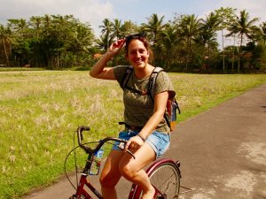 Reiziger op de fiets in Indonesië