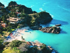 Strand baai bij Buzios Brazilie