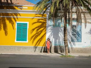 Vrouw voor gekleurd huis op Sao Vicente
