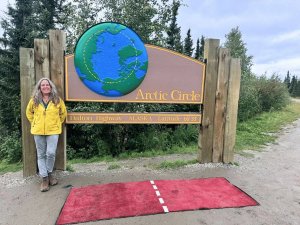 vrouw poseert bij bord artic circle